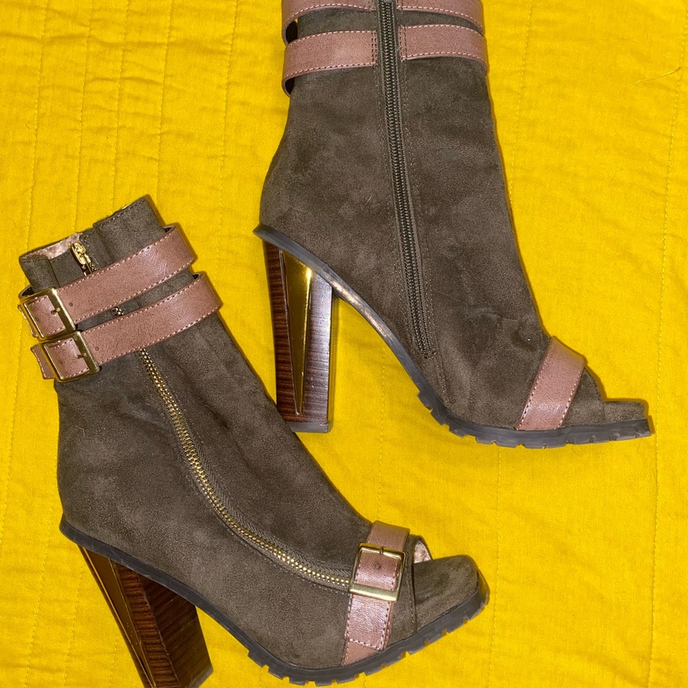 LIKE NEW Luichiny open toe boot heels